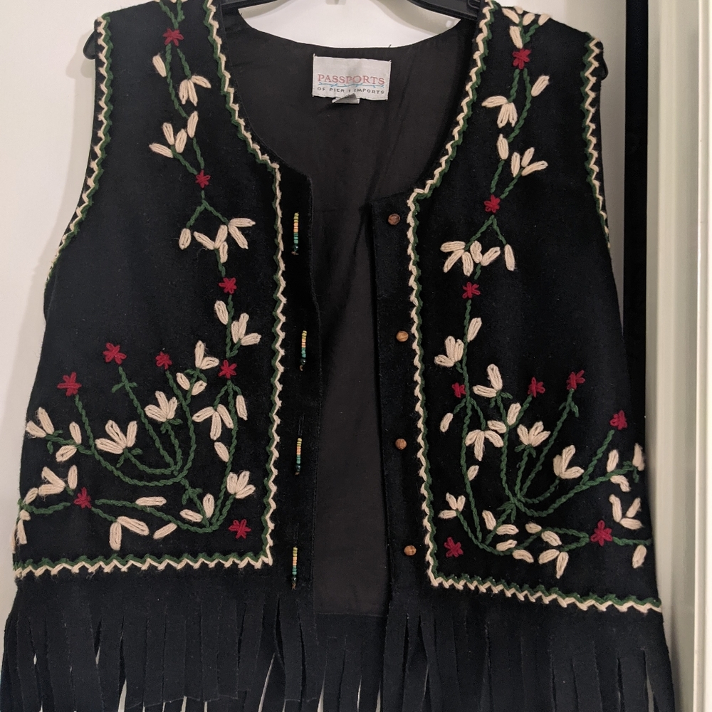 Passports Pier 1 Imports Women's black size M VEST top 100% lined, 70% wool